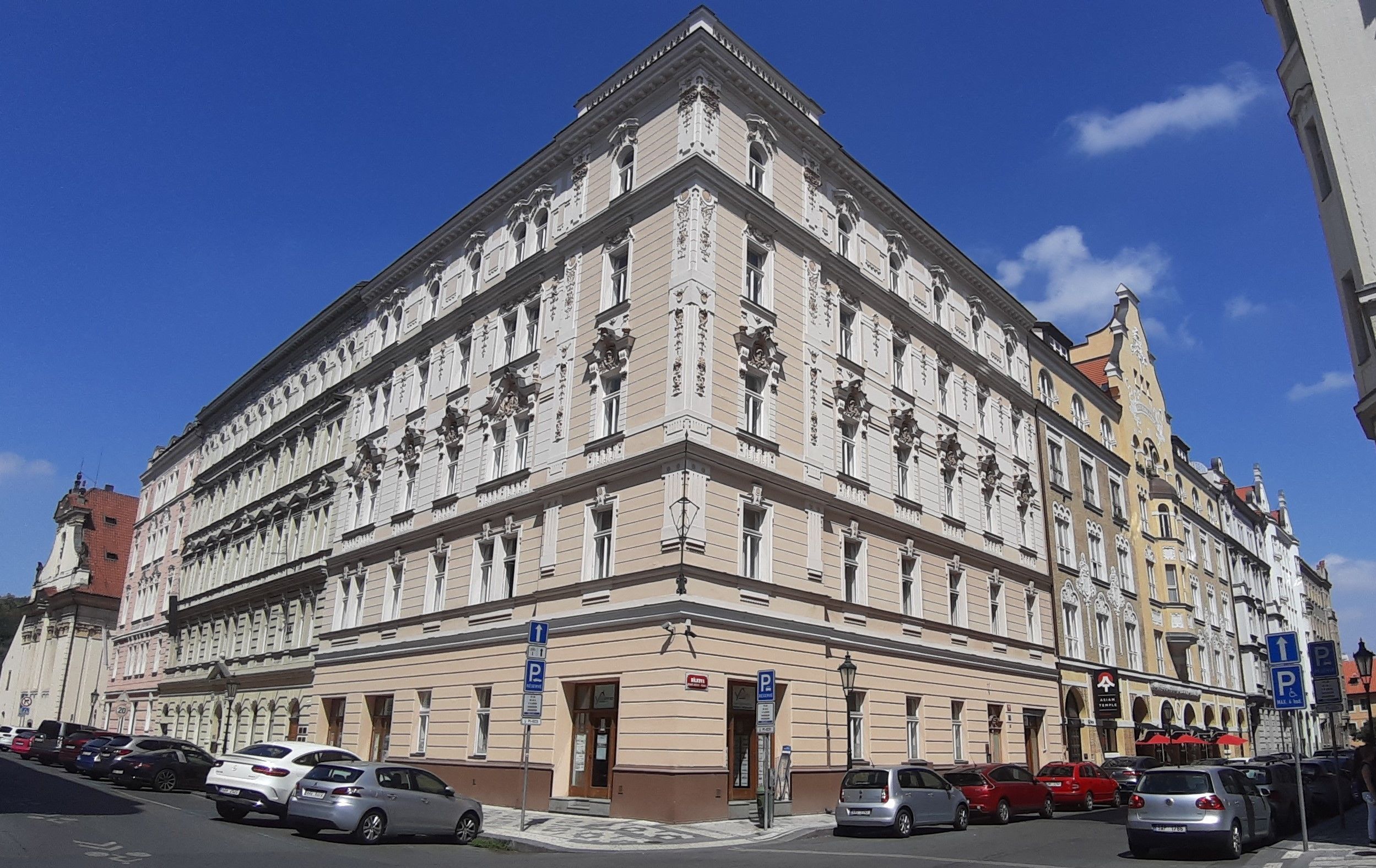 En historisk bygning i klassisk arkitektur med flere etager, store vinduer og udsøgte detaljer.