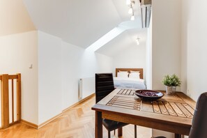 Deluxe-Apartment, 3 Schlafzimmer | Bügeleisen/Bügelbrett, kostenloses WLAN, Bettwäsche