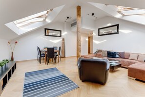 Apartamento luxo, 3 quartos | Área de estar | TV de tela plana