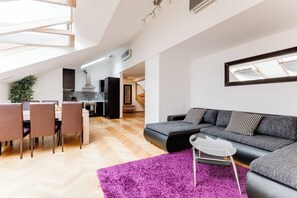 Appartement Deluxe, 3 chambres | Cuisine privée | Réfrigérateur grande capacité avec congélateur, four à micro-ondes