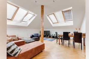 Appartement Deluxe, 3 chambres | Aire de séjour | Téléviseur à écran plat