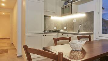 Kühlschrank, Mikrowelle, Herdplatte, Geschirrspüler