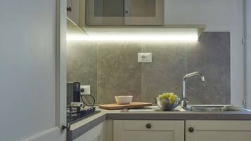 Frigorifero, microonde, piano cottura, lavastoviglie