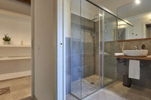 Een douche, een haardroger, een bidet, handdoeken