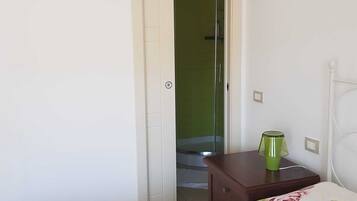 Double Room | Down comforters, desk, laptop workspace, free WiFi