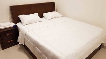 Schreibtisch, Verdunkelungsvorhänge, schallisolierte Zimmer