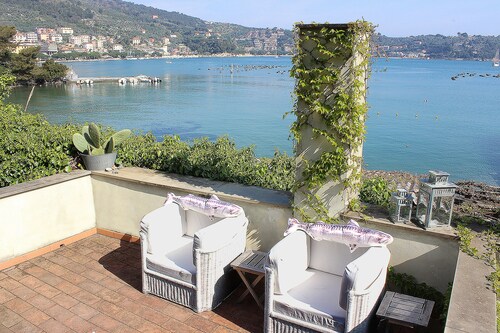 Little gem in a unique place! Right on the beach with garden. Pet friendly