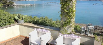 Little gem in a unique place! Right on the beach with garden. Pet friendly