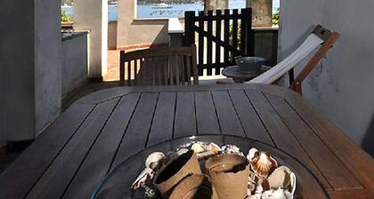 A little gem! Flat situated on the beach, sea view, garden, wifi, pets welcome