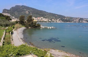 Vlak bij het strand, ligstoelen aan het strand