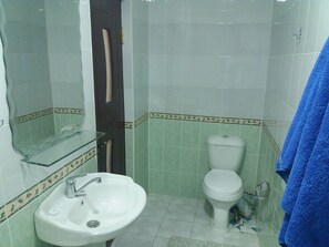 Standard Twin Room | Bathroom