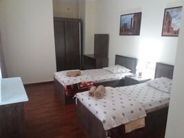 Cortinas blackout, wifi gratis y ropa de cama 