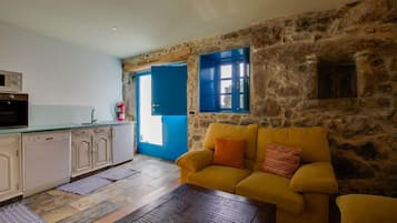 Apartment, 2 Bedrooms, Mountain View, Mountainside | Living room | Books