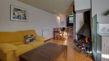 Apartment, 2 Bedrooms, Mountain View, Mountainside | Living area | Books