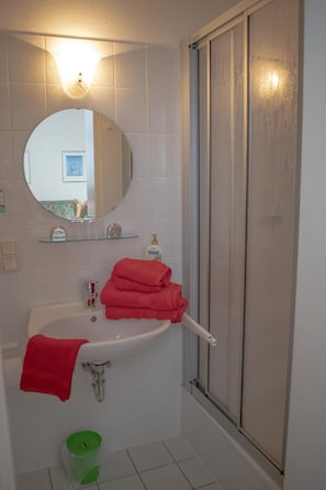 Shower, free toiletries, hair dryer, towels - Pension Haus Marga (Wernigerode)