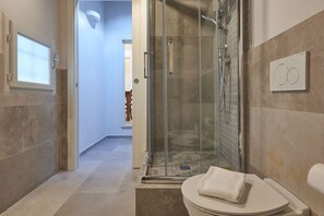 Regadera, secadora de cabello, bidet, toallas 