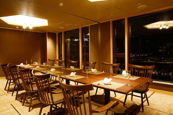 2 restaurants, breakfast, lunch, dinner served; Japanese cuisine