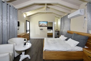 Deluxe Double Room, Multiple Beds, Non Smoking | Free cribs/infant beds, free WiFi, bed sheets - bustan bakfar (Merom HaGalil)