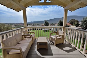 Habitación familiar, varias camas, no fumadores, vistas a la montaña | Balcón