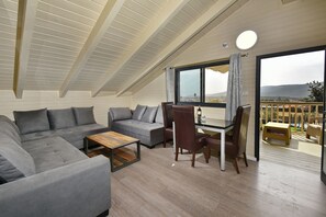 Habitación familiar, varias camas, no fumadores, vistas a la montaña | Zona de estar | Una televisión de pantalla plana