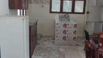 Double Room | Shared kitchen | Fridge, microwave, stovetop, cookware/dishes/utensils