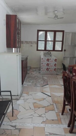 Kamar Double | Dapur bersama | Lemari es, microwave, kompor, dan peralatan masak/sendok-piring
