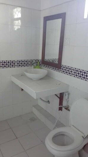 Chambre double | Salle de bain | Douche, douche cascade, serviettes fournies