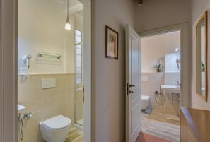 Un baño con inodoro, ducha y lavabo.