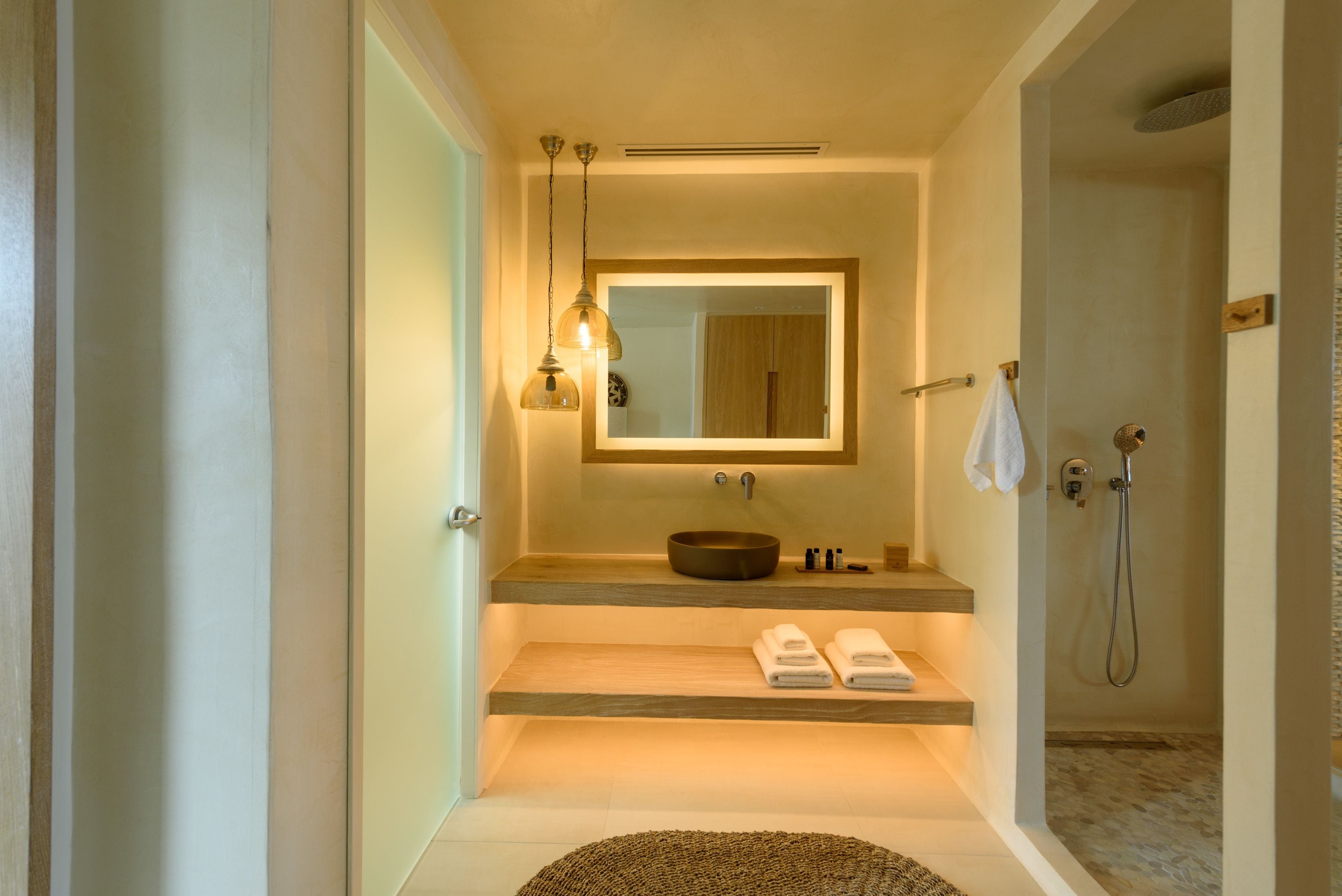 Suite de lujo, bañera de hidromasaje, vistas al mar | Baño | Ducha y cabezal de ducha tipo lluvia