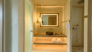 Suite de lujo, bañera de hidromasaje, vistas al mar | Baño | Ducha y cabezal de ducha tipo lluvia