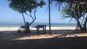 Na praia, espreguiçadeiras, guarda-sóis, prática de mergulho autônomo 