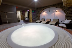 Indoor spa tub