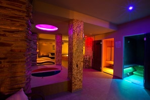 Parihoitohuone(ita), poreallas, höyrysauna, thai-hierontaa