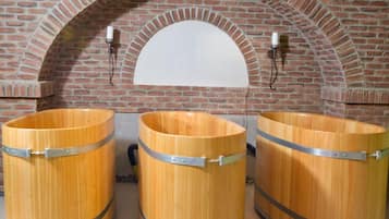 Salas para tratamentos a dois, banheira de hidromassagem, sauna a vapor
