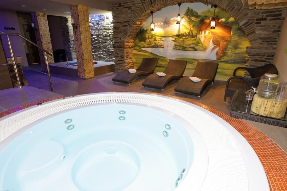 couples treatment room(s), hot tub, steam room, thai massages