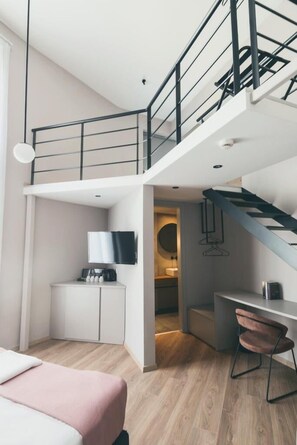 Loft | Vardagsrum | 32-tums platt-tv med satellitkanaler och tv