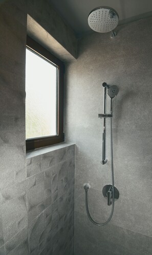 Dusche, Haartrockner, Hausschuhe, Handtücher