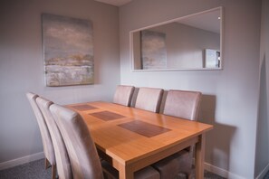 House, 6 Bedrooms, Non Smoking | In-room dining - Shared Townhouse (Aberdeen)
