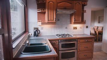 Frigorífico grande, microondas, horno y placa de cocina