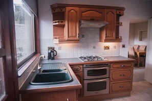 Full-size fridge, microwave, oven, stovetop - Shared Townhouse (Aberdeen)
