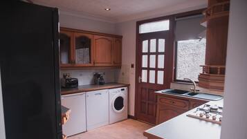 Casa, 6 habitaciones, no fumadores | Cocina privada | Frigorífico grande, microondas, horno y placa de cocina