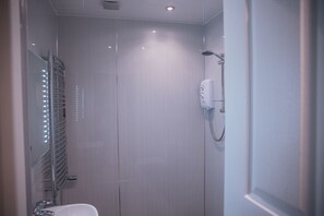 Gratis toiletartikelen, een haardroger, handdoeken