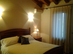 Doppelzimmer zur Einzelnutzung, Hügelblick | Individuell dekoriert, individuell eingerichtet, Schreibtisch