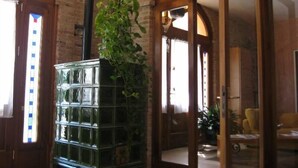 Une pièce avec une grande vitrine, une porte en bois et un mur en briques.