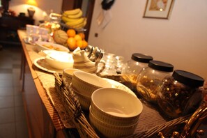 Tägliches Frühstücksbuffet (3 EUR pro Person)