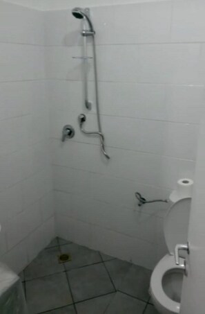 Shower, towels - Studio Apartments In The Heart Of Haifa (Haifa)
