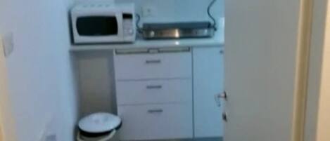 Refrigerador con congelador, microondas y parrilla de estufa