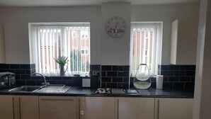 Holiday Home | Blackout drapes, iron/ironing board, WiFi (free), bed sheets - The Anchorage (Liverpool)