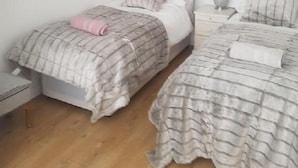 Holiday Home | Blackout drapes, iron/ironing board, WiFi (free), bed sheets - The Anchorage (Liverpool)