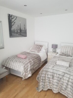 Holiday Home | Blackout drapes, iron/ironing board, free WiFi, bed sheets - The Anchorage (Liverpool)